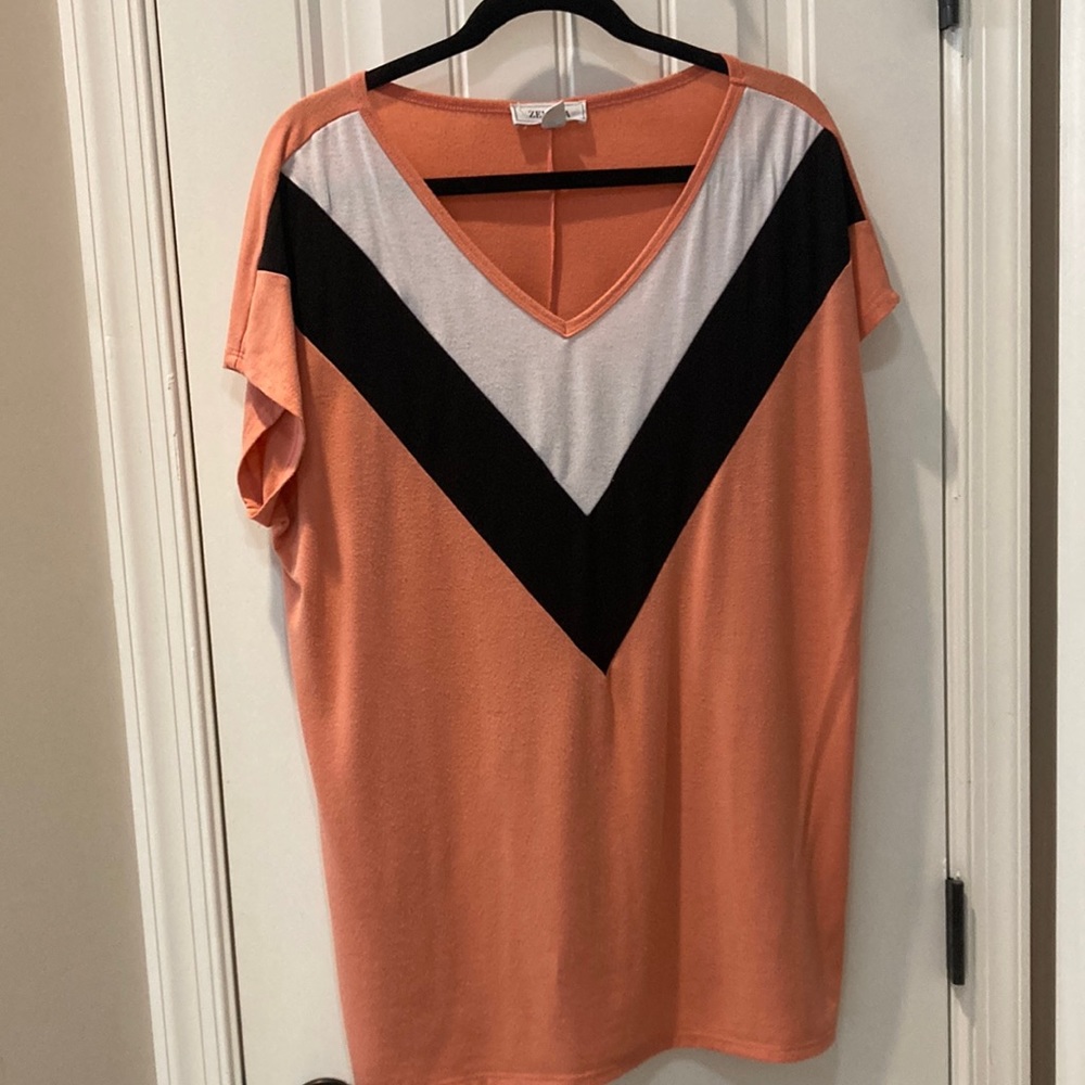 Zenana XL short sleeve v neck top peach black and white